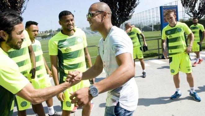 带领球队重 带领球队重